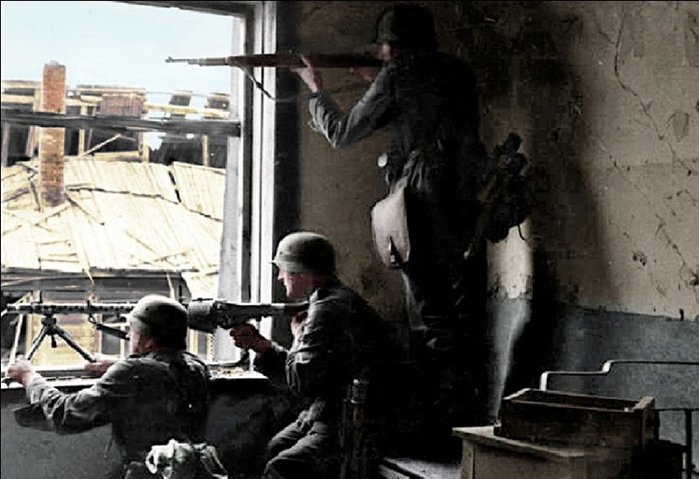 스탈린그라드 전투 당시 건물에 은폐해서 전투를 벌이는 독일군. 이처럼 시가전으로 진행되면서 근접해서 화력을 투사할 수단이 요구되었다. < Public Domain >