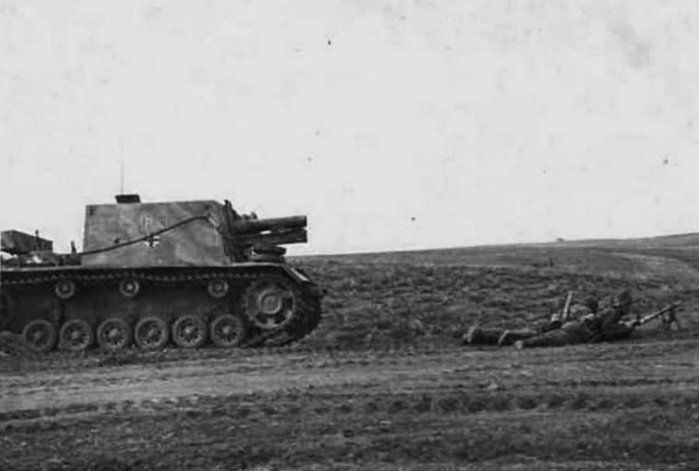 1943년 촬영된 33B 돌격보병포. 제23기갑사단에서 활약 당시의 모습으로 추측된다. < (cc) worldwarphotos.info >