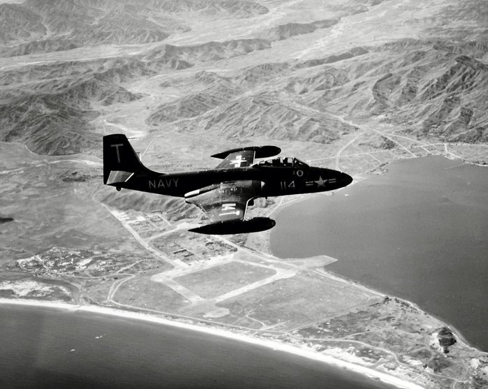1952년 10월, 북한 원산시 상공을 비행 중인 F2H2 반시 전투기의 모습. 사진 속 기체는 기체 번호 125663번 기로, 당시 키어사지 항모(USS Kearsarge, CVA-33)에 소속된 기체였다. (출처: US Navy/National Archives)