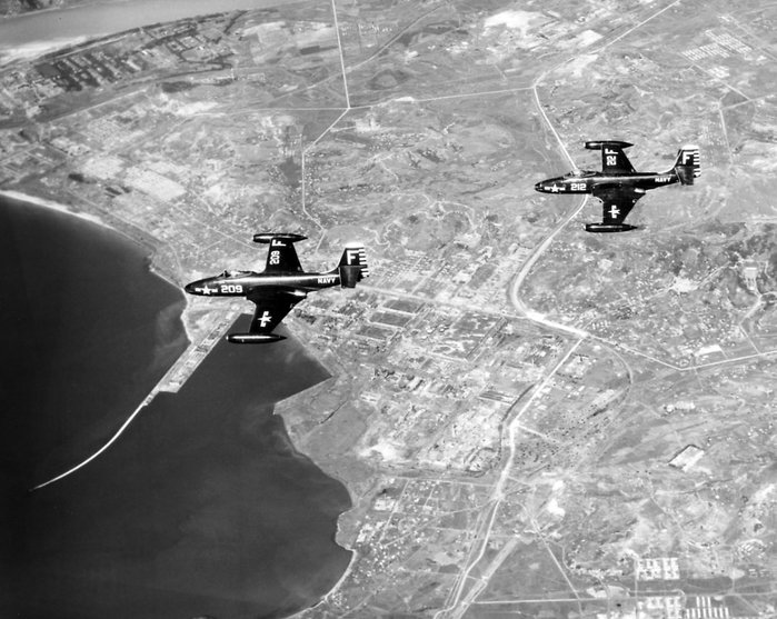 1953년 7월 26일, 6.25 전쟁 휴전 협정 불과 하루 전에 촬영된 사진으로, F2H-2 반시 두 대가 북한의 흥남시 상공을 비행 중인 모습이다. 사진 왼쪽 아래는 흥남 부두이며, 왼쪽 위에는 송천강이 보인다. (US Navy/National Archives)