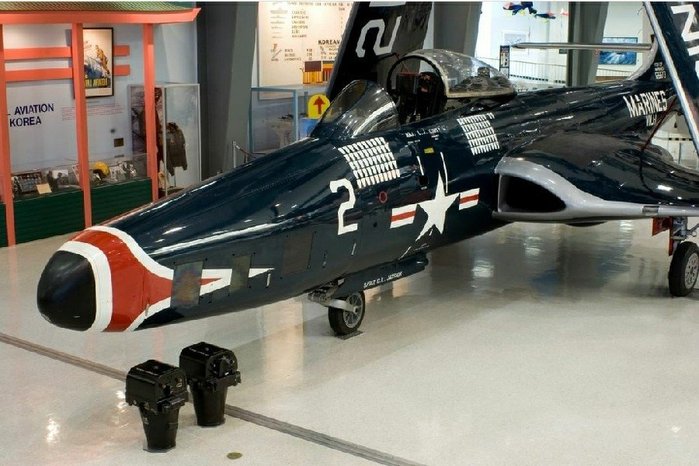 미 해군 항공박물관에 전시 중인 F2H-2P 반시 정찰기의 모습. 6.25 전쟁 중에 사용된 기체 도장 그대로 전시 중이다. (출처: US Naval Aviation Museum)