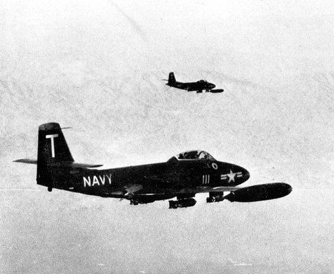 F2H 반시는 기관포와 로켓 또는 500파운드 폭탄 6발을 장착할 수 있었으며, 핵폭탄도 운용할 수 있었다. 사진은 1952년경 한반도에서 작전을 수행중인 VF-11 소속의 반시 전투기편대의 모습이다. <출처: US Navy>