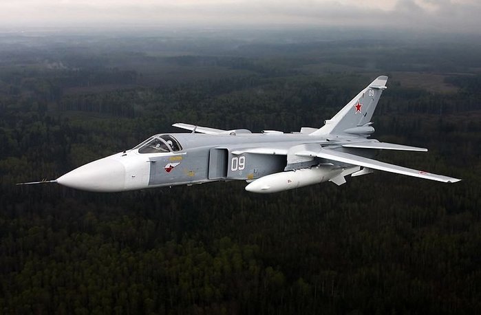 비행 중인 러시아 공군 소속의 Su-24M < (cc) Alexander Mishin at Wikimedia.org >