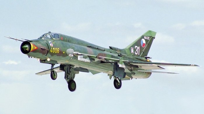 Su-24 이전에 전선폭격기 임무를 담당한 Su-17. 기체가 작아 성능을 획기적으로 개량하기 어려웠다. < (cc) Anthony Noble at Wikimedia.org >