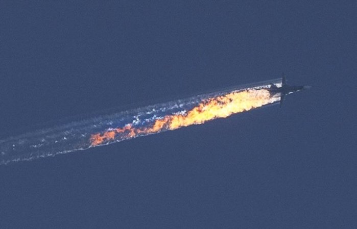 피격 당해 불타며 추락 중인 시리아 파견 러시아군 소속의 Su-24. < Public Domain >