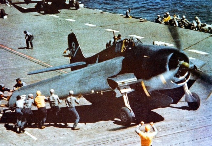 F4U의 개발 지연으로 F6F가 먼저 항공모함에 오르게 되었다. 그리고 가장 중요했던 시기에 엄청난 활약을 펼쳤다. < Public Domain >
