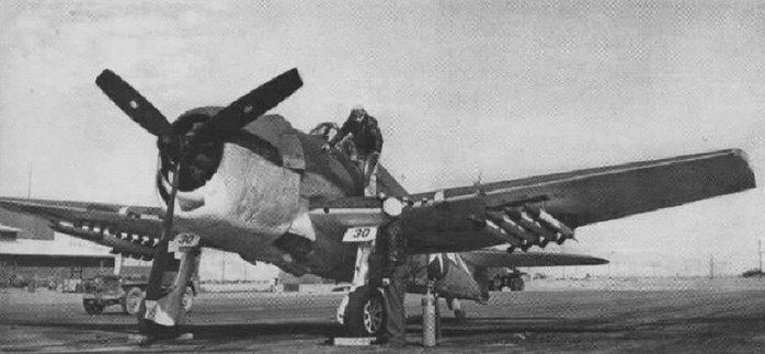 지상 공격용 5인치 로켓을 장착한 F6F-5. 제공 임무를 F4U에게 넘겨주고 공격기 등으로 활약했다. < Public Domain >