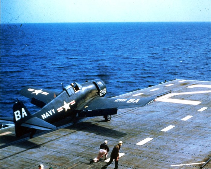 1953년 몬트레이 항모에서 발진하는 F6F-5. 몬트레이 항모는 훈련항모로 해군조종사 양성에 투입되었다. < Public Domain >