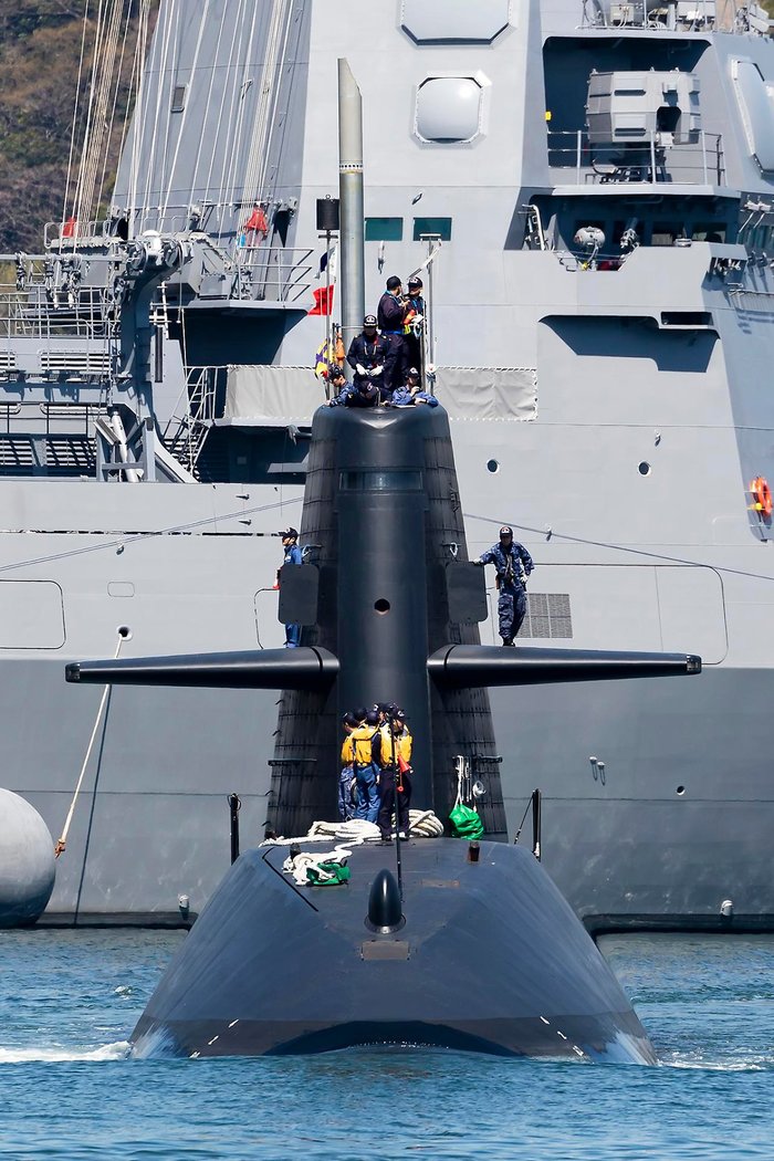 방어용 무기의 도입만을 주장해온 일본은 원잠만이 공세용 자산이라는 논리로 디젤-전기추진식 잠수함을 도입했다. 사진은 오야시오급 잠수함의 모습 <출처: Public Domain>