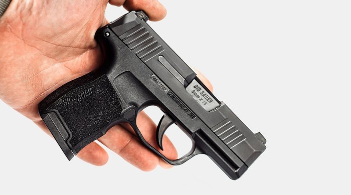 시그 사우어 P365 권총은 손바닥 크기에 불과한 크기의 서브컴팩트 권총으로, 아주 작다는 의미에서 마이크로컴팩트 권총으로 분류되기도 한다. <출처: Public Domain>