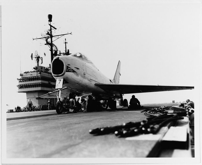 항모 이함 준비 중인 FJ-4. 사진 속 기체는 1956년 4월, 미 해군 항모 포레스탈함(USS Forrestal, CVA-59)에서 캐터펄트 사출 시험 간 촬영된 사진이다. (출처: US National Archives/US Naval History and Heritage Command)