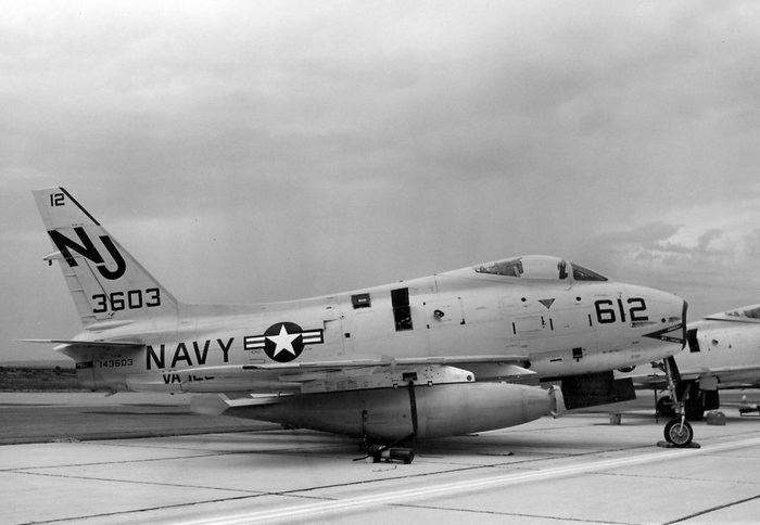 퇴역 직전인 1960년경에 촬영된 FJ-4B 퓨리의 모습. 제126 비행대대(VA-126) 소속 143603번기로, 해당 비행대대는 함대 교대를 위한 훈련준비대대였다. (출처: U.S. Navy)