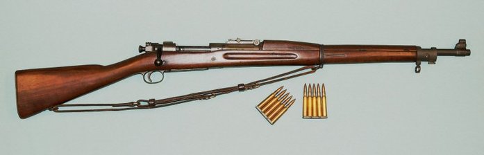 M1903과 클립에 삽입된 .30-06 스프링필드탄. 소총과 탄환 모두 베낀 것이어서 소송을 받고 원작자에게 배상을 해야 했다. < (cc) Curiosandrelics at Wikimedia.org >