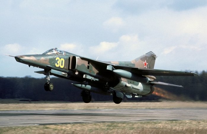 2014년 레힐린 라츠에서 개최된 에어쇼에서 이륙 중인 MiG-27. 냉전 시기 소련의 주력 전선폭격기 중 하나였다. < (cc) Rob Schleiffert at Wikipedia.org >
