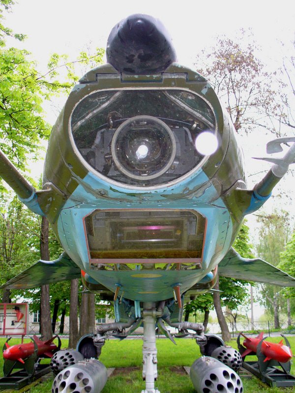 지상 목표 폭격을 위한 각종 센서와 장비가 탑재된 MiG-27K의 기수 < 출처 : (cc) George Chernilevsky at Wikipedia.org >
