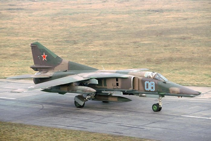 철군 전인 1993년 독일 핀스테르발트 기지에서 택싱 중인 주독 러시아군 소속의 MiG-27K < 출처 : (cc) Rob Schleiffert at Wikipedia.org >