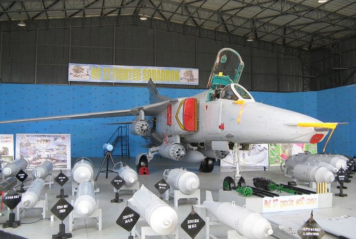 스리랑카 공군 소속 MiG-27M. 내전 당시에 실전 투입이 이루어졌다. < 출처 : (cc) Chamal Pathirana at Wikipedia.org >