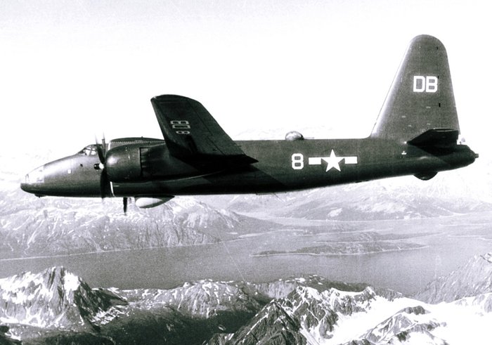 P2V-2 넵튠의 비행 장면. 1948년 7월 22일, 알래스카주 글레이셔 베이 동쪽에서 항공 측량 중 촬영된 사진으로, 당시 이 기체는 미 해군 제4 정찰비행대대에 소속되어 있었다. (출처: National Archive/US Navy)