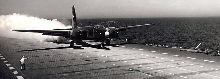 제트추진로켓으로 항공모함 갑판에서 이륙중인 P2V-3C 넵튠의 모습 <출처: US Navy>