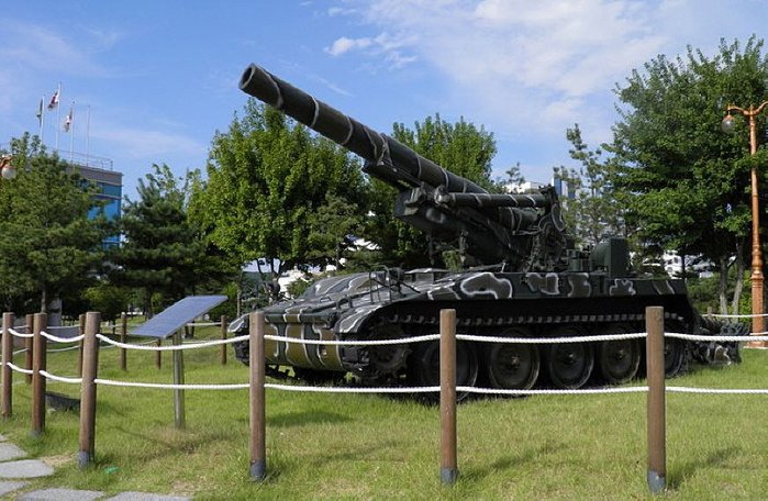 국군도 운용했던 M110 자주포는 방어력이 없다시피 하다. 이처럼 전투실 밀폐 여부는 제2차 대전 당시 사용된 독일군 기갑장비를 구분하는 중요한 식별 포인트 중 하나다. < (cc) Jakub Skowron at Wikimedia.org >