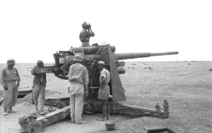 1942년 6월 북아프리카 전선에서 작전 중인 FlaK 18. 1928년에 개발되었으므로 FlaK 28로 명명되어야 하는 것이 맞지만 FlaK 16과 혼동시킬 목적으로 FlaK 18로 이름 붙여졌다. < Public Domain >