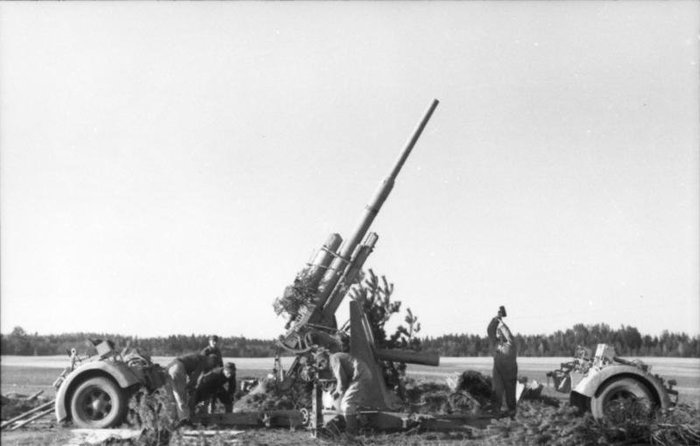 8.8cm Flak 36 < Public Domain >