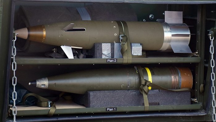 FH77B부터 운용이 가능한 M982 엑스칼리버(위)와 보너스 유도포탄(아래) <출처 : soldf.com>