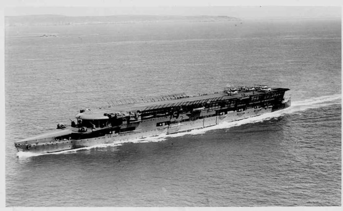 영국 해군의 퓨리어스 항모는 최초로 랜딩기어 휠로 평갑판에 이착륙하는 항모의 개념을 선보였다. < 출처 : Public Domain >