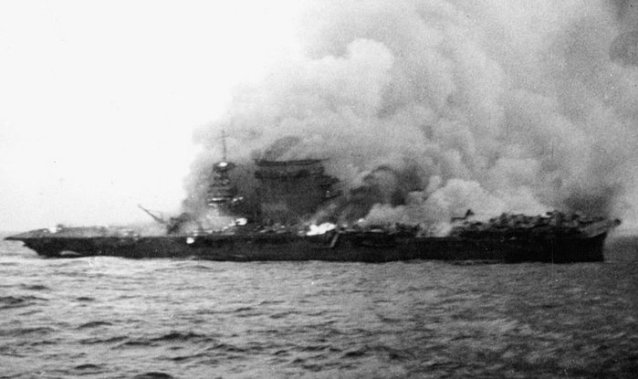 침몰 직전 화재로 불타는 CV-2 렉싱턴. 공격을 많이 받기는 했지만 내부 유폭으로 피해가 급격히 커졌고 결국 자침 처리되었다. < 출처 : Public Domain >