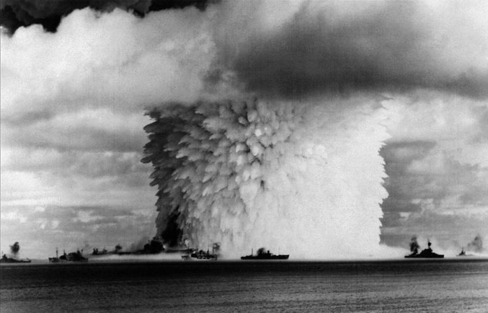 제2차 대전에서는 종횡무진 활약하며 살아남았지만 1946년 7월 25일 핵실험에서 최후를 맞는 물기둥 좌측의 CV-3 새러토가. < 출처 : Public Domain >