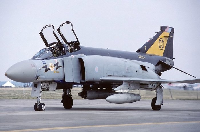 SUU-23/A 건 포드를 장착한 영국 공군의 F-4K. 해군으로부터 이전 받은 기체다. < 출처 : (cc) Mike Freer at Wikipedia.org >