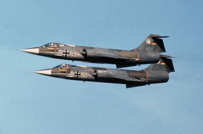 ̻ F-104    ϸ鼭 װ ٽ پ. <ó: Public Domain>