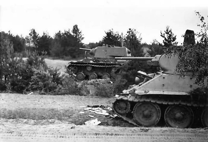  ʱ⿡ Բ   KV-1  T-34  . ½屸ϴ ϱ û  Ȱ ־. < ó : Public Domain >
