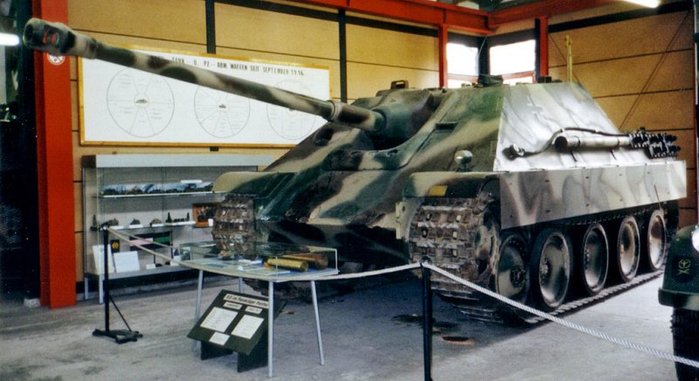 Jagdpanther G2 < ó : (cc) Darkone at Wikimedia.org >