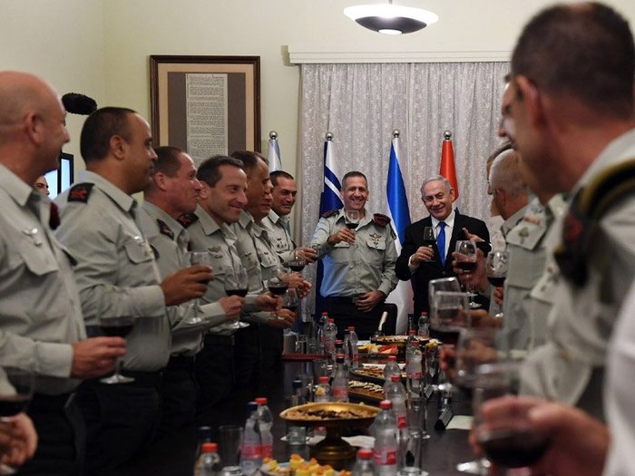 Ÿ Ѹ,   IDF 屺 General Staff Forum New Year Toast ϰ ִ. General Staff Forum   ̽ ٷ IDF  ÷̴. <ó: Every CRS Report>