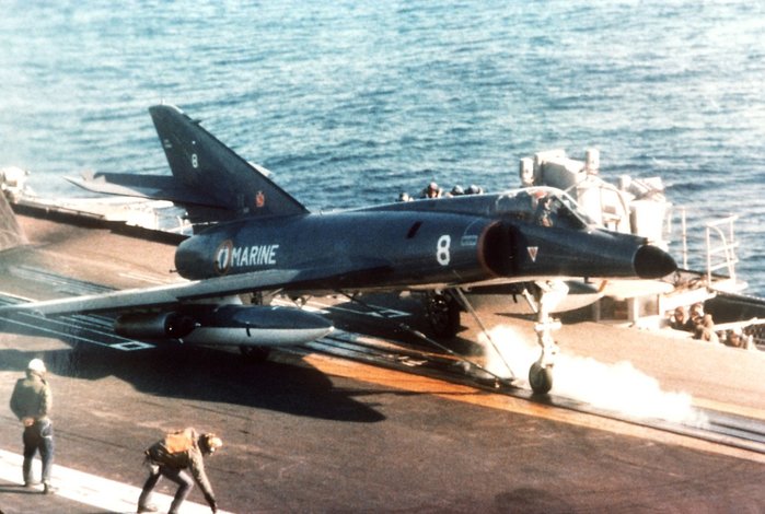 1983, Ʈ(Matra) 带  丣 ٸ ٳ ؾȿ ׸ (R99)   . (ó: US Defense Imagery / US Navy)