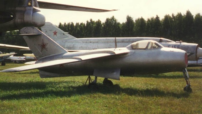 MiG-15 ￡  La-15 <ó : Public Domain>