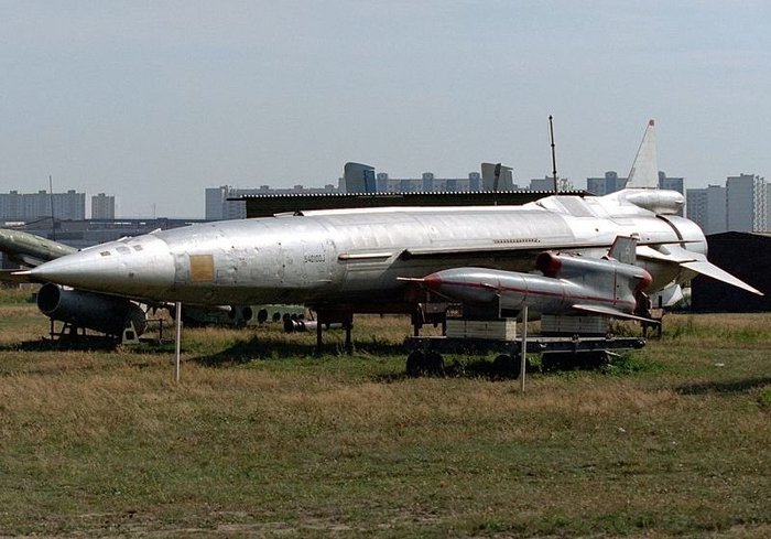 Ÿ 4,000km ߰Ÿ ׹̻Ϸ ߵǷ Tu-121 踦 ̾ Tu-123  <ó : russianarms.ru>