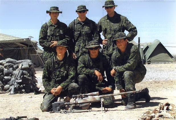 2002년 아프가니스탄의 토리 작전에 참가하여 세계 기록을 갱신한 6인 저격팀의 모습. <출처: 캐나다 국방부>