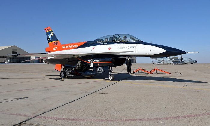   б   NF-16D . (ó: Alex R. Lloyd/US Air Force)