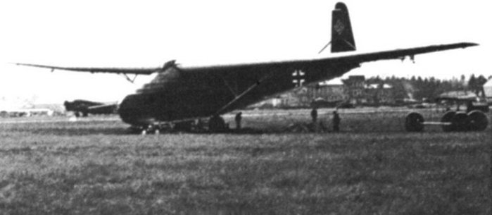 Ұ 3  Ÿ ߵ Me 321 ۶̴ Ju 52 8迡 ϴ û ο̳ ȭ   ־. < ó : Public Domain >