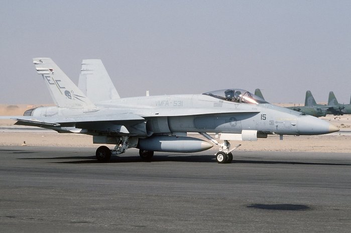 이집트에서 브라이트스타 85 훈련에 참가를 위해 활주로를 이동 중인 미 해병대 소속의 F/A-18A 호넷 <출처: US National Archives>