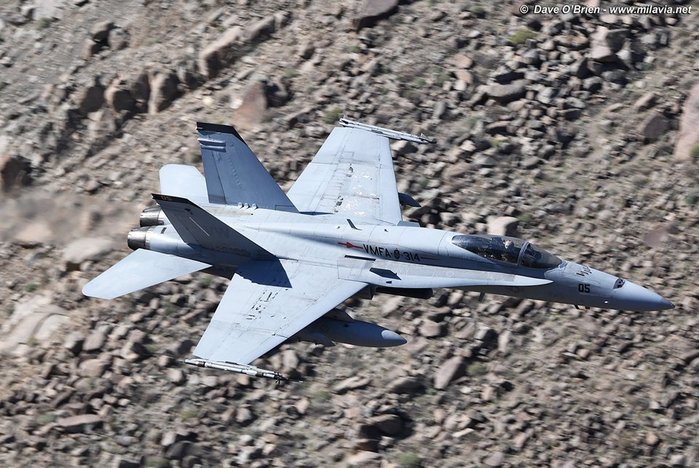 스타워즈 계곡 사이로 비행중인 F/A-18 호넷 <출처: milavia.net>