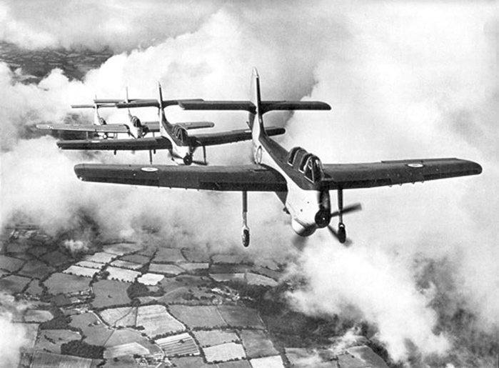 1955년 에어쇼에서 해군과 공군용 시제기 네 대의 편대 비행 <출처 : diseno-art.com>