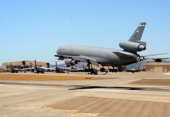 2009 8 4, ĶϾ Ʈ    KC-10A ͽٴ ߱. (ó: US Air Force/Tech. Sgt. Scott T. Sturkol)