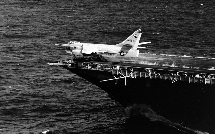 Ʈ   1972⿡ Կ A-3 ī̿.  ر ׸ ڶ (USS Coral Sea, CVA-43)   ,  ڶ  ŷ  ̾. (ó: US National Archives)