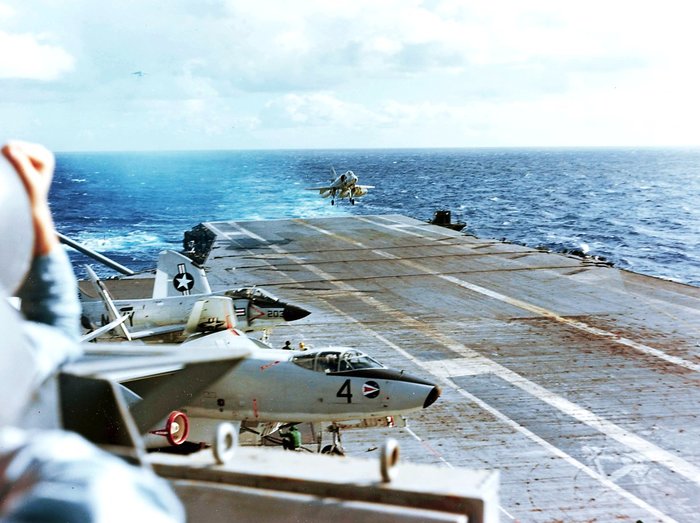 1963 1,  ر ׸ Ÿΰ(USS Ticonderoga, CVA-14) A-4 īȣũ(Skyhawk)  밡   ,   A-3B ī̿ F-3 (Demon) ֱ  . (ó: US Naval History and Heritage Command)