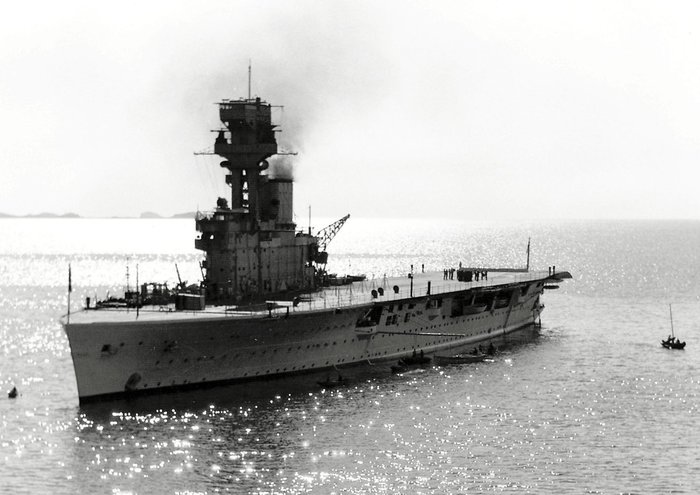 처음부터 항모로 설계되어 건조된 HMS 허미즈 <출처 : Public Domain>