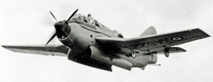 1955년 판보로 에어쇼에서 비행중인 개닛 T.2 <출처: RuthAS / Wikipedia>