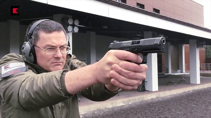 개발자인 레베데프가 최신모델인 MPL 권총으로 시연사격 중이다. <출처: Kalashnikov Media>